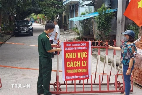 Lực lượng chức năng phong tỏa Khu dân cư tổ 16, phường Kỳ Bá, thành phố Thái Bình. (Ảnh: TTXVN phát)