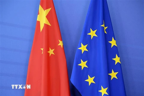 Quốc kỳ Trung Quốc (trái) và cờ Liên minh châu Âu (EU) tại Hội nghị thượng đỉnh EU-Trung Quốc tại Brussels, Bỉ ngày 29/6/2015. (Ảnh: AFP/TTXVN)