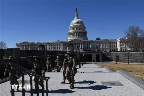 Lực lượng Vệ binh Quốc gia tuần tra tại tòa nhà Quốc hội ở Washington DC. (Ảnh: AFP/TTXVN)