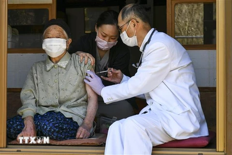 Tiêm vaccine ngừa COVID-19 tại Nagano, Nhật Bản. (Ảnh: AFP/TTXVN)