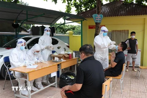 Lực lượng y tế tiến hành lấy mẫu xét nghiệm tại Trường Phổ thông Dân tộc bán trú Tiểu học Phìn Hồ (xã Phìn Hồ, huyện Nậm Pồ, tỉnh Điện Biên). (Ảnh: TTXVN)