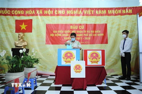 Cử tri bỏ phiếu tại khu vực bỏ phiếu trường THCS Mạch Kiếm, phường 11, Quận 5, Thành phố Hồ Chí Minh. (Ảnh: An Hiếu/TTXVN)