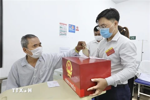 Hòm phiếu lưu động được chuyển đến phòng bệnh tại bệnh viện Bạch Mai. (Ảnh: Minh Quyết/TTXVN)