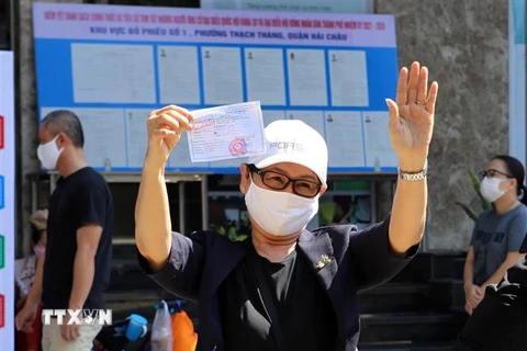 Niềm phấn khởi của một cử tri bị cách ly trong chung cư F.Home, Đà Nẵng, sau khi hoàn thành quyền bầu cử. (Ảnh: Trần Lê Lâm/TTXVN)