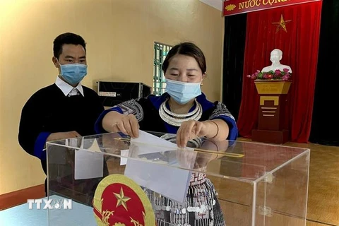 Cử tri dân tộc Mông vùng cao Mù Cang Chải (Yên Bái) đi bỏ phiếu. (Ảnh: Tuấn Anh/TTXVN)