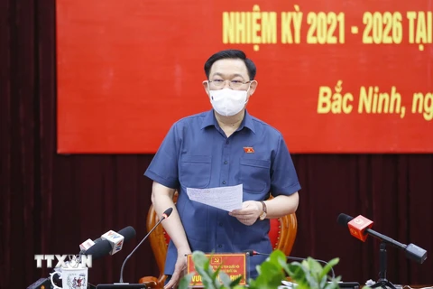 Chủ tịch Quốc hội Vương Đình Huệ phát biểu, biểu dương, động viên đảng bộ, chính quyền nhân dân tỉnh Bắc Ninh trong công tác phòng, chống dịch. (Ảnh: Doãn Tấn/TTXVN)