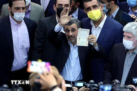 Cựu Tổng thống Iran Mahmoud Ahmadinejad sau khi nộp hồ sơ tái tranh cử. (Ảnh: AFP/TTXVN)