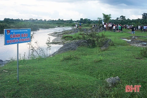 Khu vực sông Tiêm, nơi xảy ra vụ việc, đã được cắm biển cảnh báo khu vực nước sâu, đề phòng đuối nước. (Nguồn: Báo Hà Tĩnh)