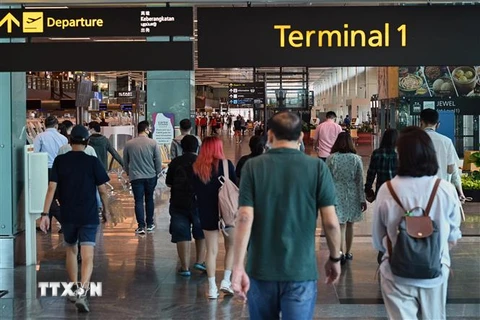Hành khách tại sân bay quốc tế Changi, Singapore. (Ảnh: AFP/TTXVN)