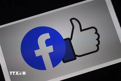 Biểu tượng của Facebook trên màn hình điện thoại thông minh. (Ảnh: AFP/TTXVN)