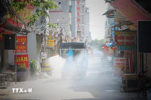 Tổ xung kích Đoàn thanh niên huyện Việt Yên, Bắc Giang, phun khử khuẩn thường xuyến ở thôn Trung Đồng, xã Vân Trung, nơi người dân không được ra khỏi nhà vì bị cách ly. (Ảnh: Danh Lam/TTXVN)