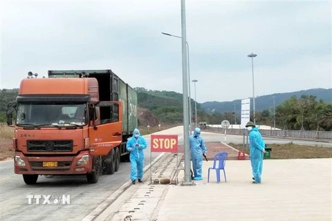 Lực lượng chức năng tỉnh Quảng Ninh siết chặt công tác kiểm soát dịch bệnh COVID-19 đối với phương tiện xuất nhập khẩu hàng hóa. (Ảnh: TTXVN phát)