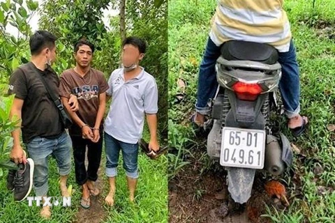 Đối tượng Nguyễn Bá Minh khi bị bắt cùng phương tiện dùng để bỏ trốn. (Ảnh: TTXVN phát)