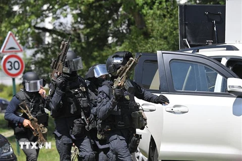 Lực lượng Hiến binh Đặc nhiệm Quốc gia được triển khai tại hiện trường vụ tấn công bằng dao nhằm vào cảnh sát ở thị trấn La Chapelle-sur-Erdre, miền Tây nước Pháp. (Ảnh: AFP/TTXVN)