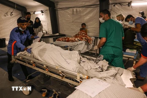 Điều trị cho trẻ em bị thương sau cuộc không kích do Israel tiến hành tại Dải Gaza. (Ảnh: AFP/TTXVN)