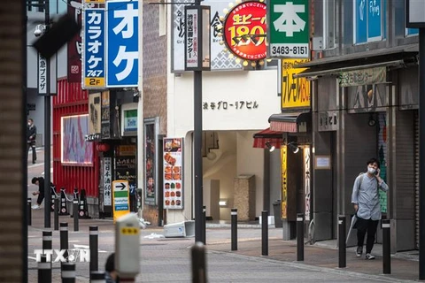 Cảnh vắng vẻ do dịch COVID-19 trên một đường phố ở Tokyo, Nhật Bản. (Ảnh: AFP/TTXVN phát)