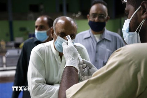 Nhân viên y tế chuẩn bị tiêm vaccine phòng COVID-19 cho người dân tại Rawalpindi, tỉnh Punjab, Pakistan. (Ảnh: THX/TTXVN)