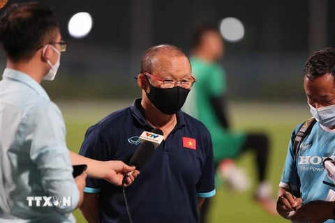 Huấn luyện viên Park Hang-seo trả lời phỏng vấn báo chí. (Ảnh: Hoàng Linh/TTXVN)