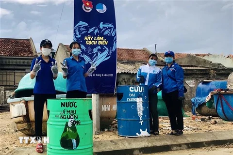 Đoàn viên, thanh niên thành phố Quy Nhơn đặt các thùng thu gom rác thải, bảo vệ môi trường ở xã Nhơn Lý. (Ảnh: Nguyên Linh/TTXVN)