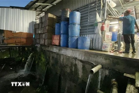 Hệ thống xử lý nước thải chợ đầu mối thủy hải sản Long Xuyên theo thiết kế có công suất 200 m3/ngày đêm, nhưng không được vận hành, mà được xả trực tiếp ra sông Hậu (ảnh chụp ngày 20/4). (Ảnh: Công Mạo/TTXVN)