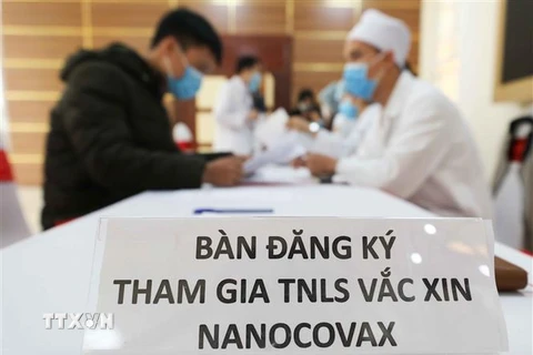 Tình nguyện viên đăng ký tham gia thử nghiệm vaccine Nano Covax. (Ảnh: Thanh Tùng/TTXVN)