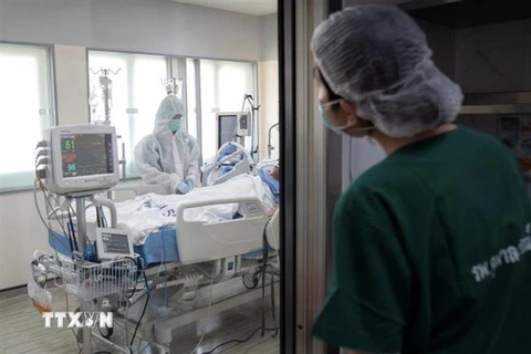 Nhân viên y tế điều trị cho bệnh nhân COVID-19 tại bệnh viện ở Bangkok, Thái Lan. (Ảnh: Reuters/TTXVN)