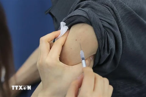 Tiêm vaccine ngừa COVID-19 tại Seoul, Hàn Quốc. (Ảnh: Yonhap/TTXVN)