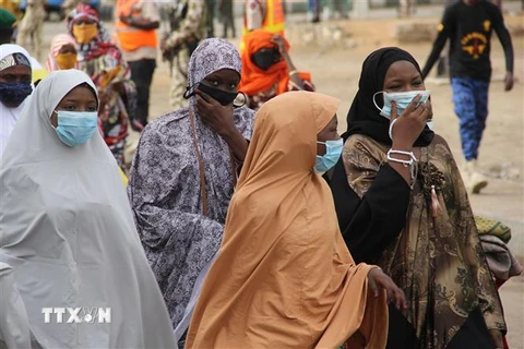 Người dân đeo khẩu trang phòng lây nhiễm COVID-19 tại Maiduguri, Nigeria. (Ảnh: AFP/TTXVN)