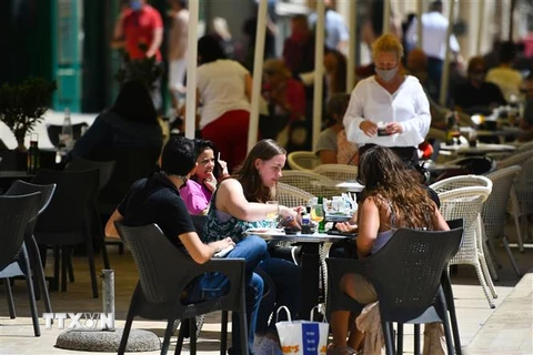 Thực khách dùng bữa tại một quán ăn tự phục vụ ở Valletta, Malta. (Ảnh: THX/TTXVN)