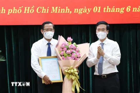 Thường trực Ban Bí thư Võ Văn Thưởng trao Quyết định cho ông Phan Văn Mãi. (Ảnh: Anh Tuấn/TTXVN)