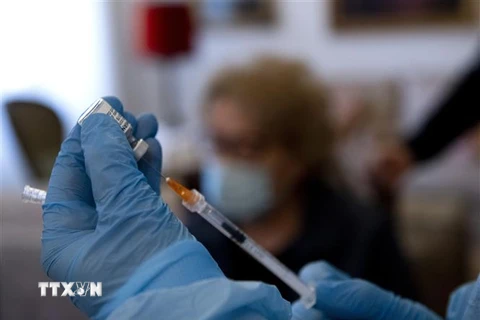 Nhân viên y tế chuẩn bị tiêm vaccine phòng COVID-19 của Pfizer-BioNTech cho người dân tại Rome, Italy. (Ảnh: AFP/TTXVN)