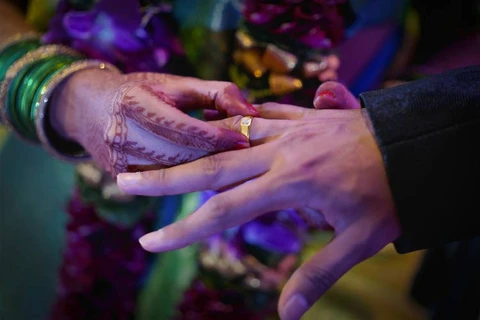 Cô dâu và chú rể trao nhẫn cưới trong một đám cưới ở Ấn Độ. (Nguồn: odditycentral.com)