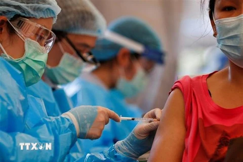 Người dân được tiêm vaccine ngừa COVID-19 tại Thái Lan. (Ảnh: Reuters/TTXVN)