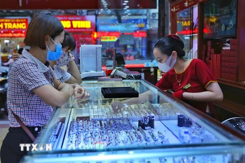 Giao dịch vàng tại Công ty Vàng bạc Đá quý Bảo Tín-Minh Châu. (Ảnh: Ảnh: Danh Lam/TTXVN)