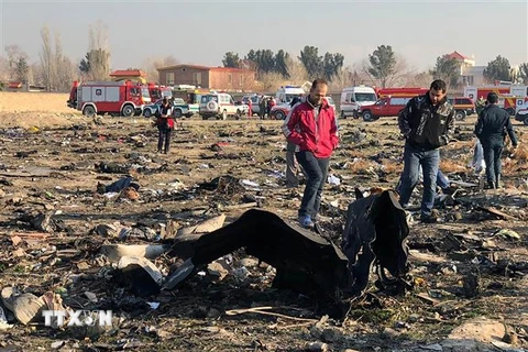 Hiện trường vụ máy bay chở khách Ukraine bị rơi gần thủ đô Tehran, Iran ngày 8/1/2020. (Ảnh: AFP/TTXVN)