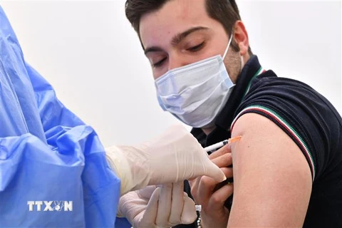 Nhân viên y tế tiêm vaccine phòng COVID-19 cho người dân tại Cailungo, San Marino, Italy. (Ảnh: AFP/TTXVN)