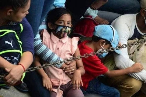 Người nhập cư Honduras tại biên giới Guatemala. (Nguồn: telesurenglish.net)