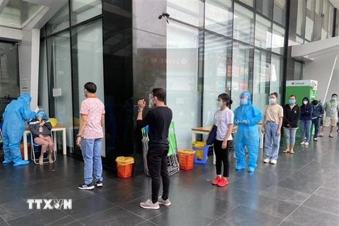 Toàn bộ nhân viên làm việc tại tòa nhà số 144 Cộng Hòa, phường 12, quận Tân Bình (Thành phố Hồ Chí Minh) đã được lấy mẫũ xét nghiệm COVID-19. (Ảnh: TTXVN phát)
