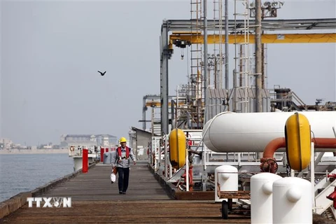 Công nhân làm việc tại một cơ sở khai thác dầu của Iran trên đảo Khark, ngoài khơi Vùng Vịnh. (Ảnh: AFP/TTXVN)