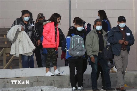 Người nhập cư Trung Mỹ chờ để được nhập cảnh vào Mỹ tại Ciudad Juarez, bang Chihuahua, Mexico. (Ảnh: AFP/TTXVN)