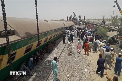 Hiện trường vụ tai nạn đường sắt ở tỉnh Sindh, Pakistan. (Ảnh: AFP/TTXVN)