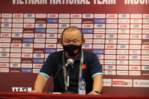 Huấn luyện viên Park Hang-seo phát biểu tại buổi họp báo. (Ảnh: Hoàng Linh/TTXVN)