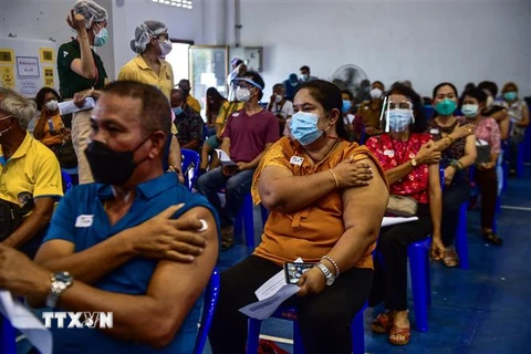 Tiêm chủng vaccine ngừa COVID-19 tại Narathiwat, Thái Lan. (Ảnh: AFP/TTXVN)