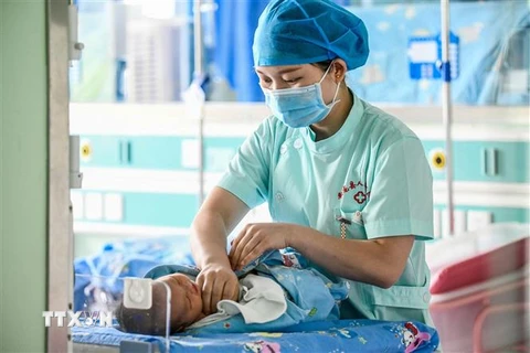 Chăm sóc trẻ sơ sinh tại một bệnh viện ở Quý Châu, Trung Quốc. (Ảnh: AFP/TTXVN)