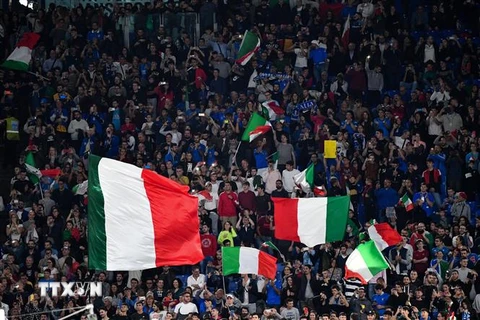 Các cổ động viên Italy cổ vũ đội nhà trong trận đấu gặp tuyển Hy Lạp vòng loại EURO 2020 trên sân vận động Stadio Olimpico ở Rome (Italy) ngày 12/10/2019. (Ảnh: AFP/TTXVN)