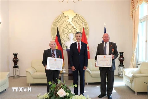 Đại sứ Nguyễn Minh Vũ cùng hai ông Siegfried Sommer và Paul Hoffmann. (Ảnh: Thanh Tùng/TTXVN)