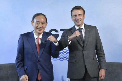 Tổng thống Pháp Emmanuel Macron (phải) và Thủ tướng Nhật Bản Suga Yoshihide tại Hội nghị thượng đỉnh G7. (Nguồn: the-japan-news.com)