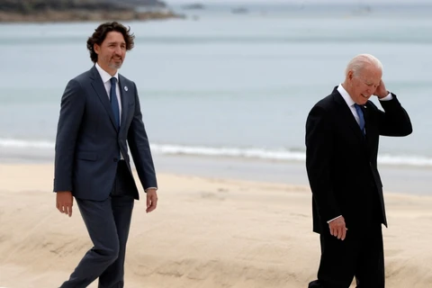 Thủ tướng Canada Justin Trudeau (trái) và Tổng thống Mỹ Joe Biden tại Cornwall (Anh). (Nguồn: AP)