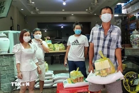 Nhiều Việt kiều có hoàn cảnh khó khăn đến nhận quà hỗ trợ. (Ảnh: Vũ Hùng/TTXVN)