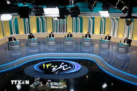 Các ứng cử viên Tổng thống Iran tại cuộc tranh luận ở Tehran, ngày 5/6. (Ảnh: AFP/TTXVN)